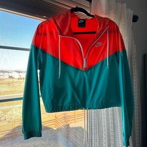 Nike crop windbreaker. Like new. Size medium.